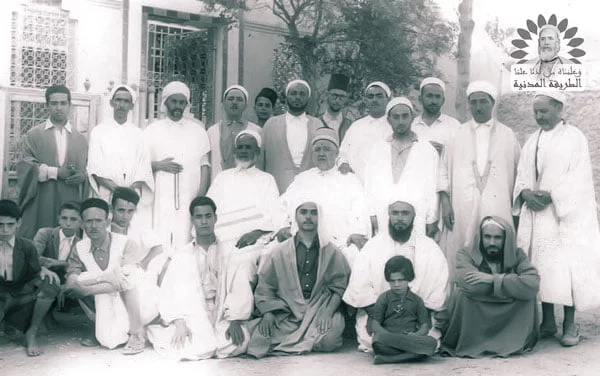 الشيخ محمد المدني مع جمع من الفقراء الشيخ محمد المدني مع جمع من الفقراء